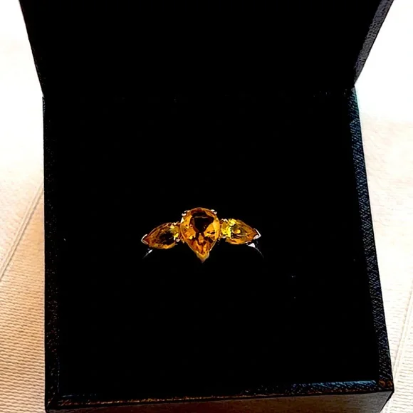 Topaz Pear Shaped Ring, flanked by 2 smaller Topaz🌟Price Drop🌟 - Picture 14 of 15